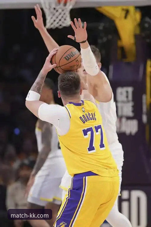 东契奇43分引领湖人进攻狂潮：一场现代篮球的数据盛宴深度解析